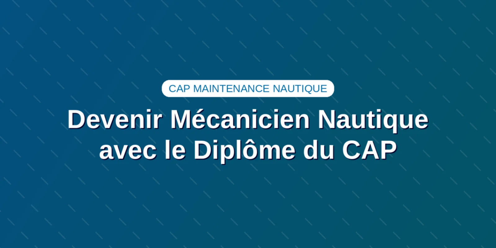 Devenir Mécanicien Nautique avec le Diplôme du CAP Artisan mécanicien ajustant un moteur de bateau de plaisance amarré au ponton d'un port